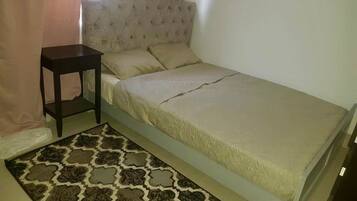 Familielejlighed - 3 soveværelser - køkken - udsigt til pool | Mørklægningsgardiner, strygejern/strygebræt, gratis Wi-Fi, sengetøj