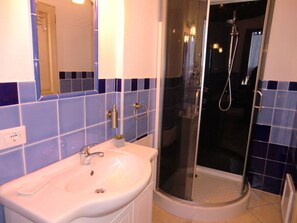 Superior Double Room | Bathroom | Shower, rainfall showerhead, hair dryer, bidet - Sole e Sale b&b (Pula)