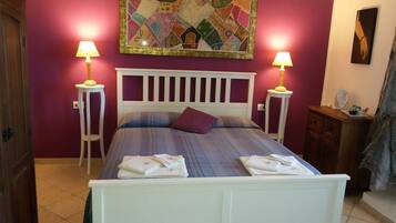 Tabla de planchar con plancha, cunas gratuitas y wifi gratis