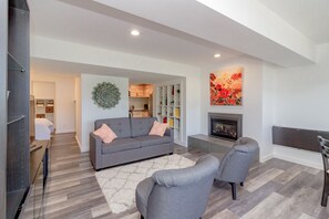 Smart-TV, peis og bøker