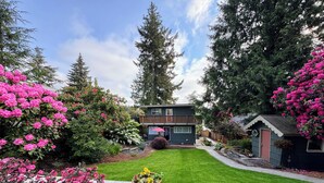 A two-story house with a well-maintained lawn and a small shed. - Relaxing Lakefront Suite (Federal Way)