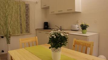 Apartamento, 1 quarto | Opções para refeição no quarto