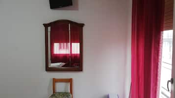Habitación doble estándar, baño compartido | Escritorio, wifi gratis y ropa de cama