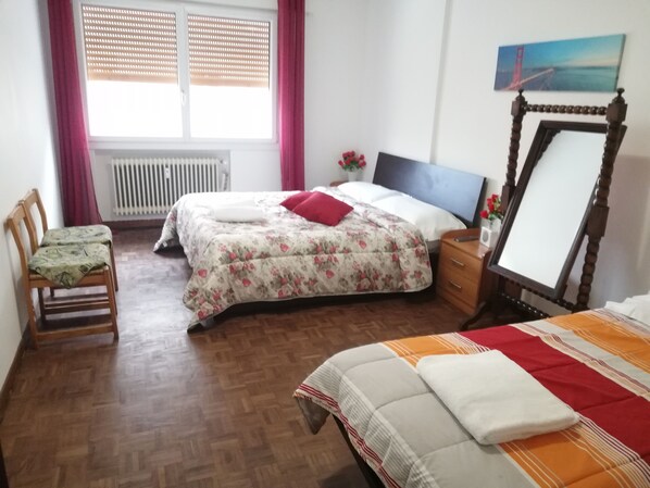 Standard Triple Room, Shared Bathroom | Desk, free WiFi, bed sheets - Holiday Guesthouse (Mestre)