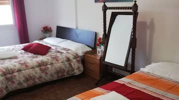 Habitación triple, baño compartido | Escritorio, wifi gratis, ropa de cama