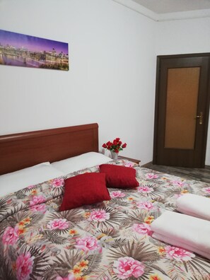 Standard Double Room, Shared Bathroom | Desk, free WiFi, bed sheets - Holiday Guesthouse (Mestre)