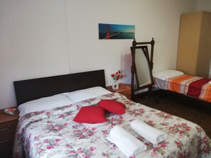 Standard-Dreibettzimmer, Gemeinschaftsbad