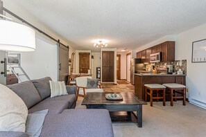 Televisión y chimenea 