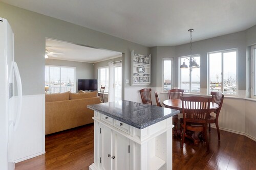 Bayfront guest house - amazing view of Westport Marina, near Float 3 & museum