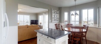 Bayfront guest house - amazing view of Westport Marina, near Float 3 & museum