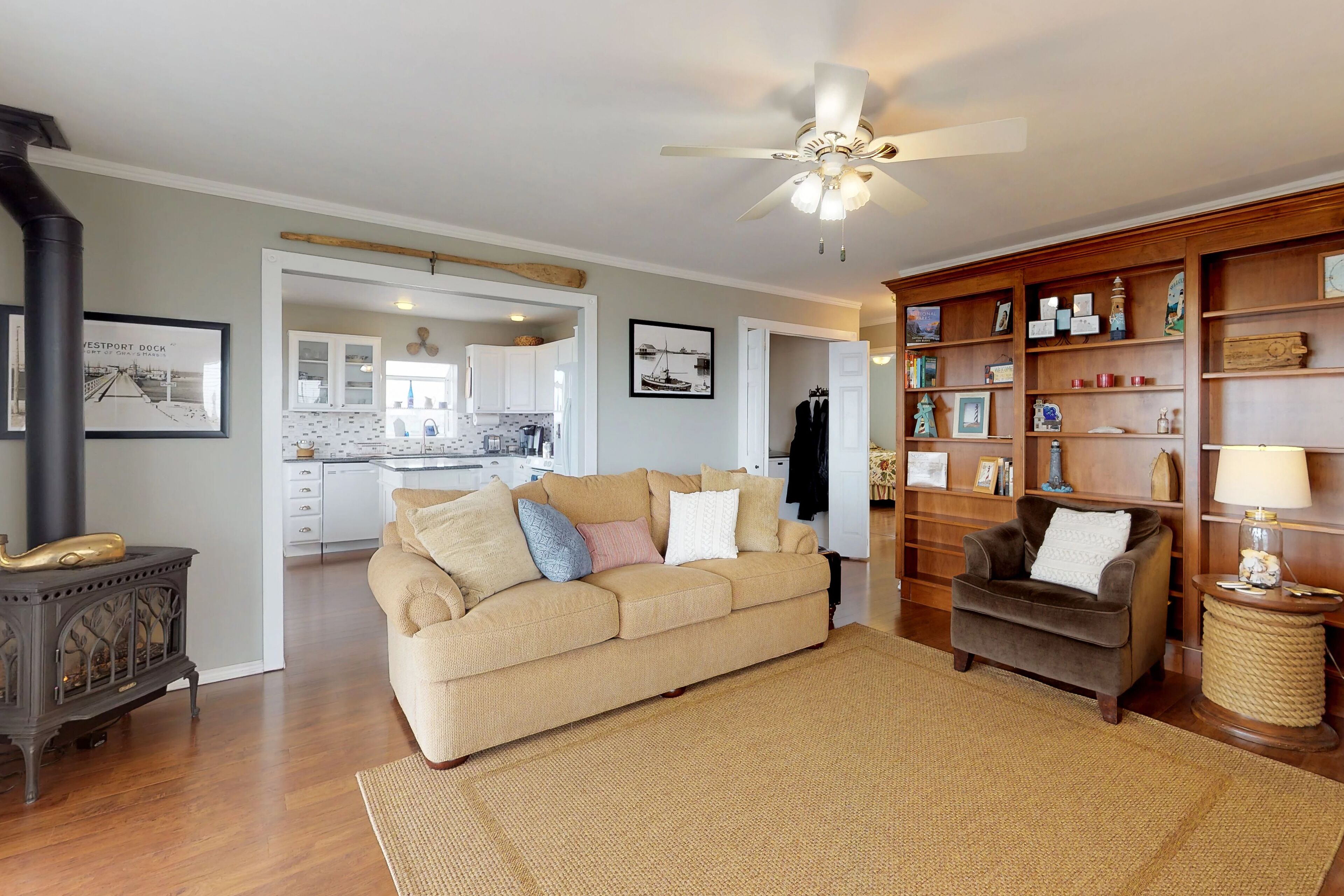 Télévision, cheminée, livres