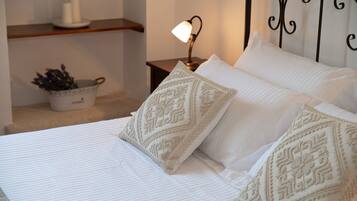 Rom – comfort | Sengetøy av topp kvalitet, dundyner, minibar og safe på rommet