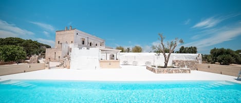 Piscine couverte, piscine extérieure, parasols de plage, chaises longues