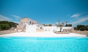 Innenpool, Außenpool, Sonnenschirme, Liegestühle