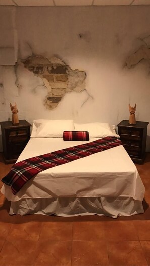 Basic Double Room, 1 Double Bed, Non Smoking, Private Bathroom | Free WiFi, bed sheets - Hostel la Quinta (Antigua Guatemala)