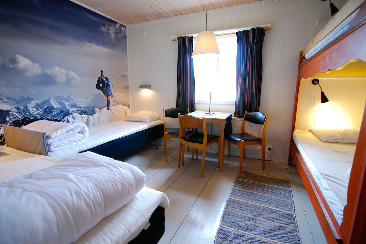 Habitación cuádruple básica, baño compartido | 1 dormitorio, ropa de cama de alta calidad, decoración individual
