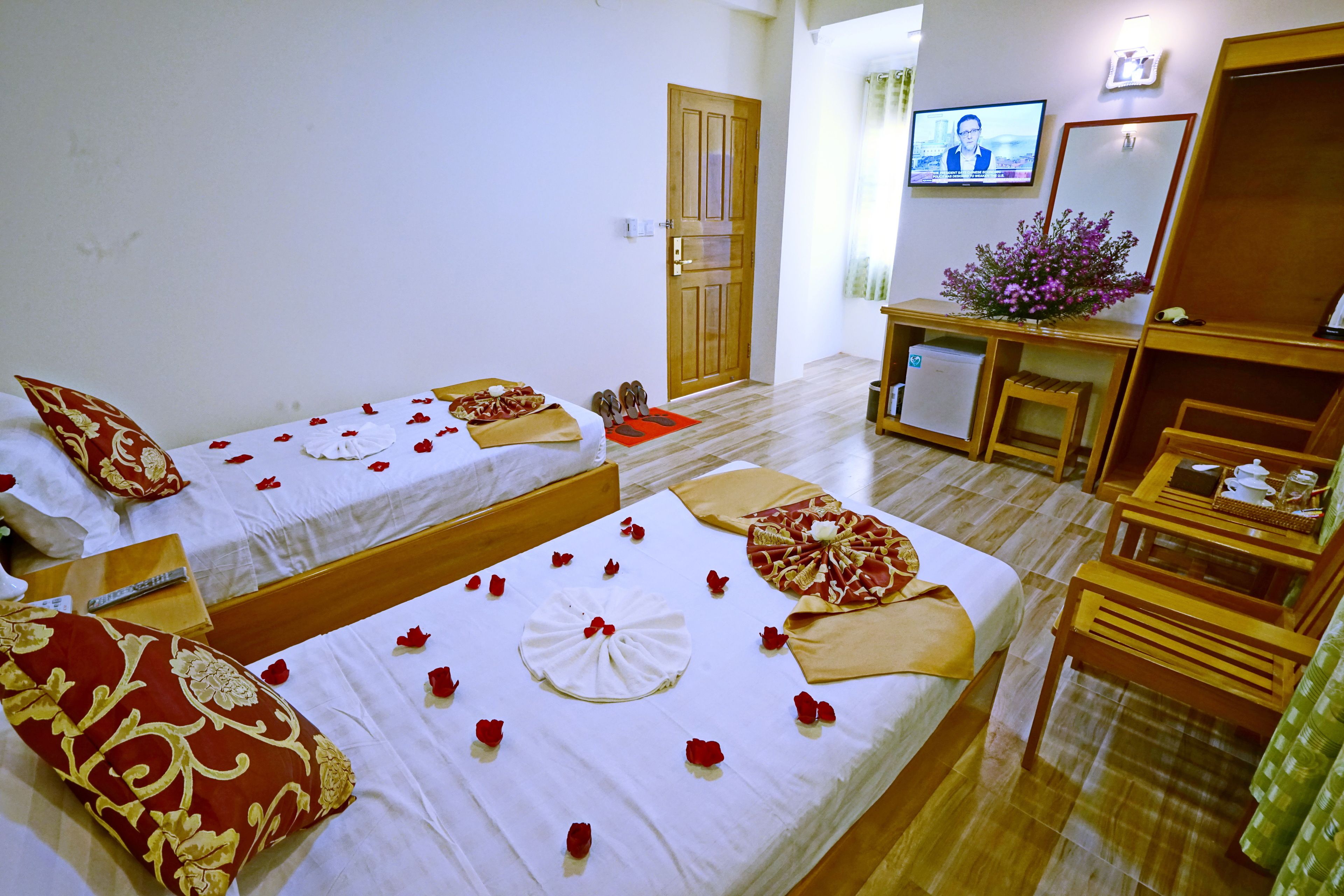 deluxe twin room | minibar, desk, soundproofing, iron/ironing board