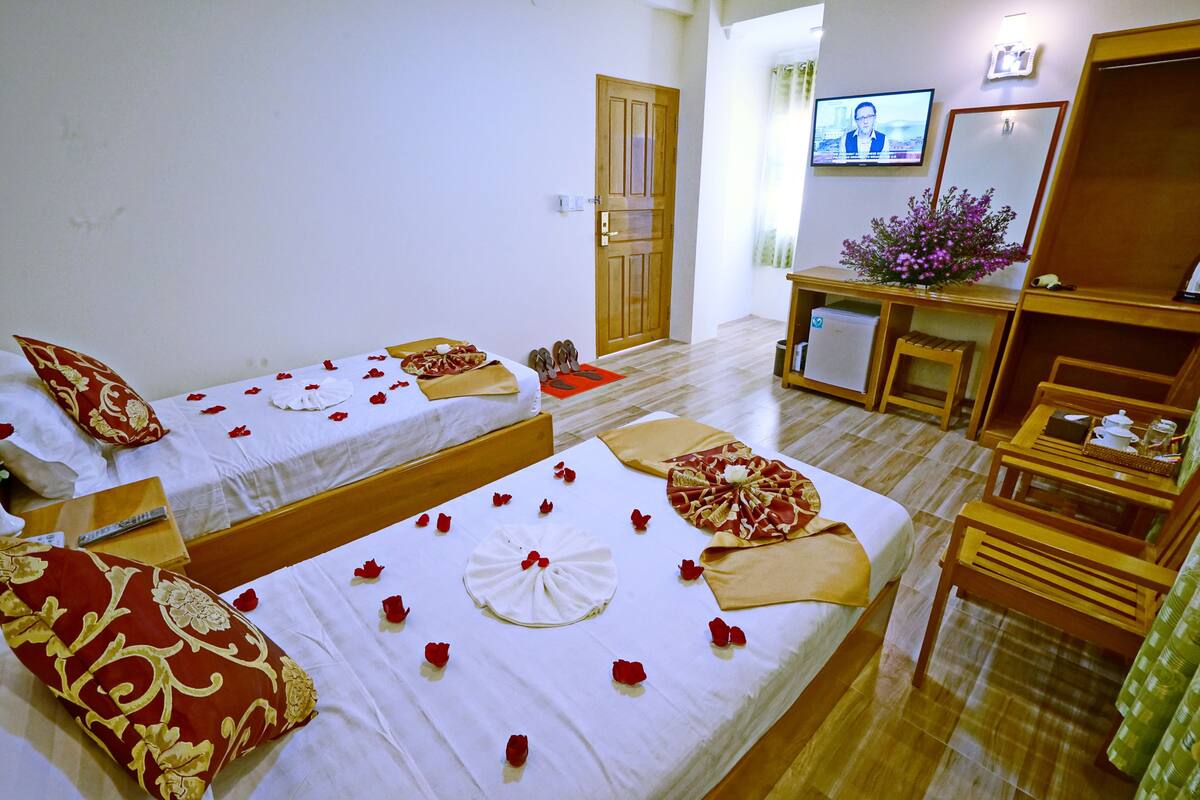 deluxe twin room | minibar, desk, soundproofing, iron/ironing board