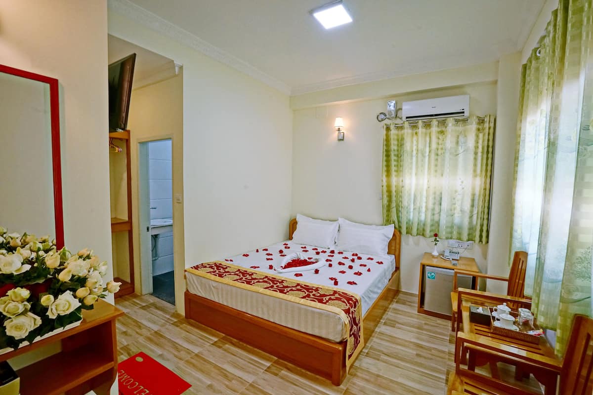 Minibar, desk, soundproofing, iron/ironing board