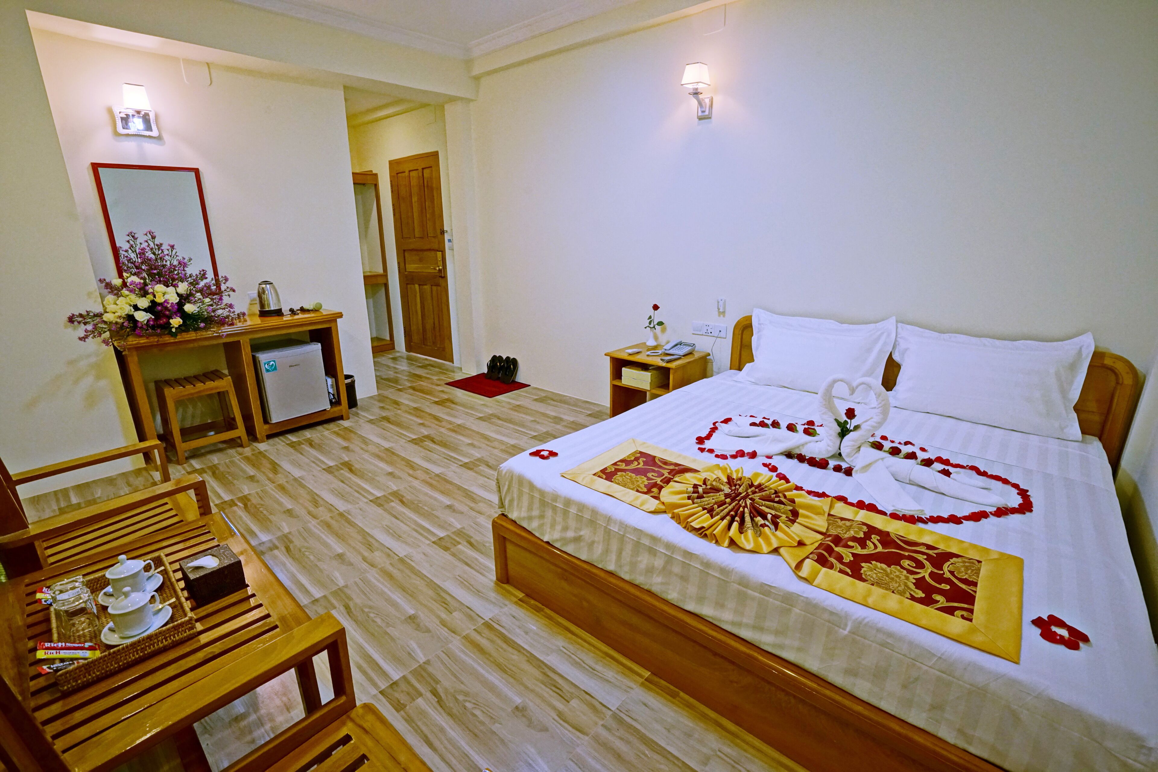 Deluxe Double Room | Minibar, desk, soundproofing, iron/ironing board