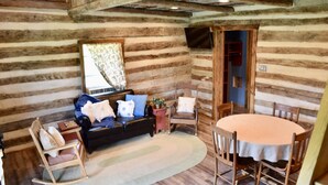 Living room - Spring Creek Place Cabins (Greeneville)