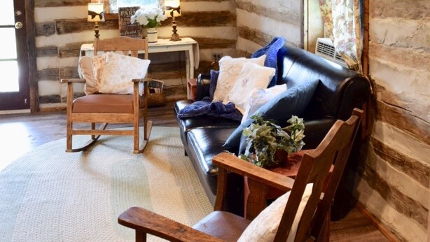 Living room - Spring Creek Place Cabins (Greeneville)