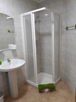 Double or Twin Room | Bathroom | Shower, free toiletries, hair dryer, towels - Miramar Habitaciones (Aguilas)