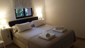 Habitación con 1 cama matrimonial o 2 individuales | Camas extra, wifi gratis y ropa de cama