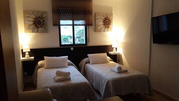 Doppel- oder Zweibettzimmer | Zustellbetten, kostenloses WLAN, Bettwäsche