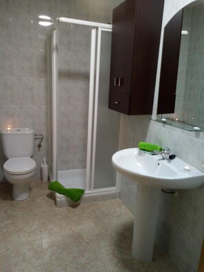 Douche, articles de toilette (gratuits), séchoir à cheveux