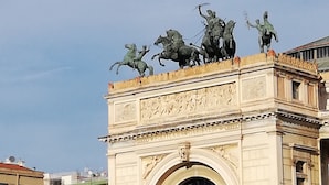 Un bâtiment historique doté d’un portail orné et de statues sur le dessus.