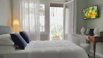 Luxury Double Room, Jetted Tub, City View | 2 bedrooms, blackout drapes, soundproofing, iron/ironing board