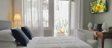 Luxury Double Room, Jetted Tub, City View | 2 bedrooms, blackout drapes, soundproofing, iron/ironing board