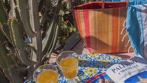 Une table avec de la nourriture, des boissons et un magazine.
