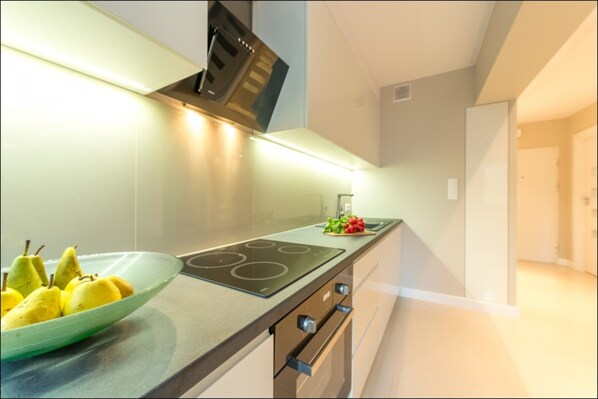 Economy Apartment | Private kitchenette | Fridge, microwave, stovetop, electric kettle - P&O Apartments Chmielna 2 (Warsaw)
