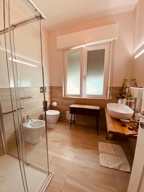 Shower, rainfall showerhead, free toiletries, hair dryer