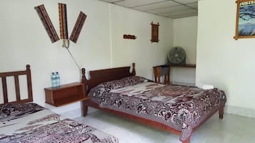 Caja de seguridad en la habitación y ropa de cama