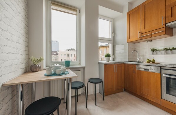 Economy Apartment | Private kitchen | Fridge, oven, stovetop, dishwasher