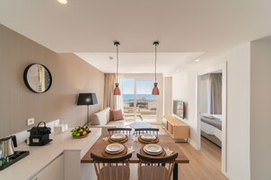 Apartamento Premium, 1 habitación, vistas al mar, en una planta alta | Sala de estar | Smart TV de 42 pulgadas con canales por satélite, una televisión