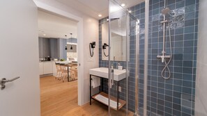 Departamento estándar, 2 habitaciones, Terraza | Baño | Regadera, amenidades de baño gratuitas, secadora de cabello, toallas 
