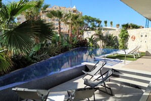 Piscina externa sazonal, funciona das 9h às 20h30, espreguiçadeiras