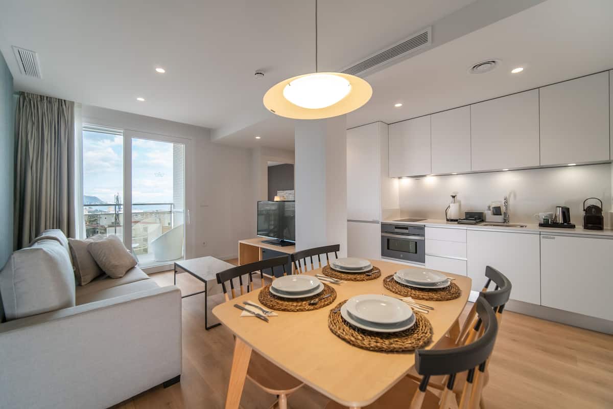 Appartement Prestige, 1 chambre, balcon, en coin | Cuisine privée | Réfrigérateur grande capacité avec congélateur, four à micro-ondes
