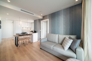 Appartamento Premium, 2 camere da letto, terrazzo, vista oceano | Soggiorno | Smart TV 42 pollici con canali satellitari, TV