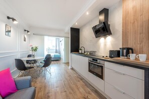 Kühlschrank, Ofen, Herdplatte, Wasserkocher mit Kaffee-/Teezubehör