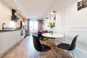 Fridge, oven, stovetop, coffee/tea maker - P&O Apartments Emilii Plater 3 (Warsaw)