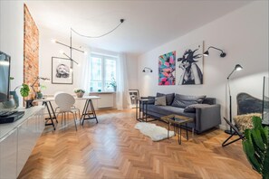 Flat-screen TV - P&O Apartments Emilii Plater 3 (Warsaw)