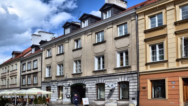 A historic building with multiple stories, large windows, and a traditional European architectural style. - P&O Apartments Freta 2 (Warsaw)