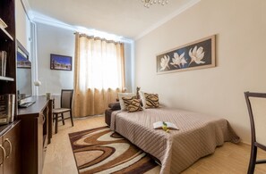 Apartamento básico | Quartos à prova de som, ferros/tábuas de passar roupa, Wi-Fi de cortesia