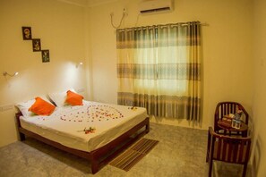 Double Room | In-room safe, desk, soundproofing, rollaway beds - Golden Queen Guest House (Ngapali)