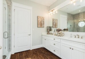 Combined shower/bathtub, hair dryer, towels